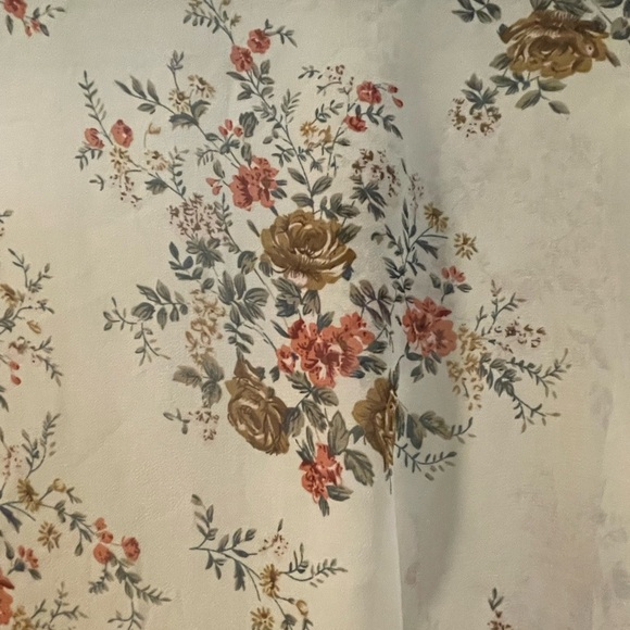 Floral Cream Top - Picture 7 of 7